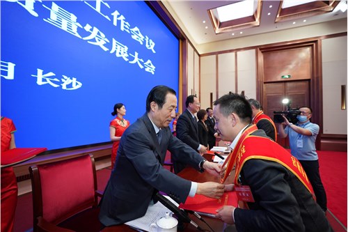 Ag旗舰厅张学武董事长 获得“优秀中国特色社会主义事业建设者”荣誉称号